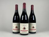 trois bouteilles de vin rouge posées côte à côte sur une table