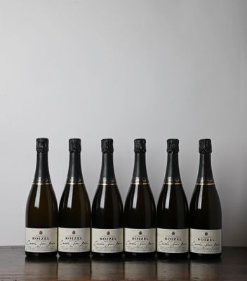 six bouteilles de vin alignées sur une table en bois