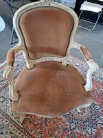 Paire de fauteuils en bois sculpté et mouluré peint de coule… (photo 2)