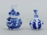 deux vases bleus et blancs placés l'un à côté de l'autre