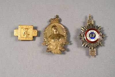 deux médailles d'or et une médaille d'or sur fond blanc