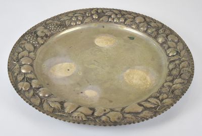 un plateau d'argent sur une table blanche avec un fond blanc