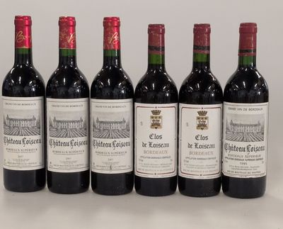 six bouteilles de vin sont alignées sur une table