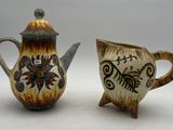 deux théières en céramique posées l'une à côté de l'autre sur une table