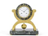 une horloge dorée posée sur un socle en marbre, sur fond blanc