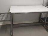 une table blanche et une chaise dans un coin de la pièce