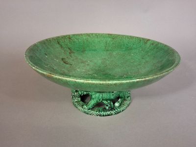 un bol vert posé sur une table