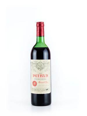 bouteille de vin rouge avec bouchon rouge sur fond blanc