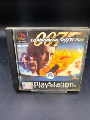 un gros plan sur un boîtier de jeu Sony, avec un homme tenant une arme à feu