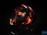 un gros plan d'un gros diamant orange sur une surface noire