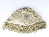 une image représentant un chapeau orné de franges et de perles sur un fond blanc