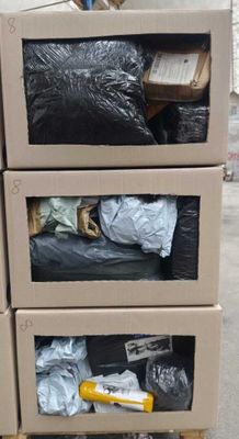 des cartons empilés les uns sur les autres sur un chariot dans un parking