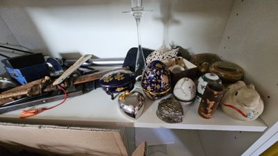 une étagère contenant beaucoup d'objets
