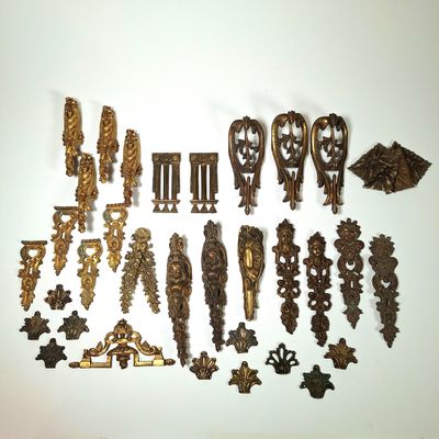 tout un tas de morceaux de métal de toutes sortes accrochés au mur