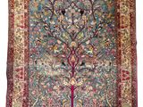 un tapis orné d'un arbre de vie et d'oiseaux