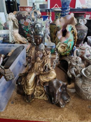 beaucoup de statues posées sur une table dans une pièce