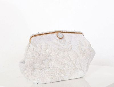 La pochette blanche est posée sur une table blanche.