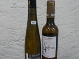deux bouteilles de vin posées sur une table l'une à côté de l'autre