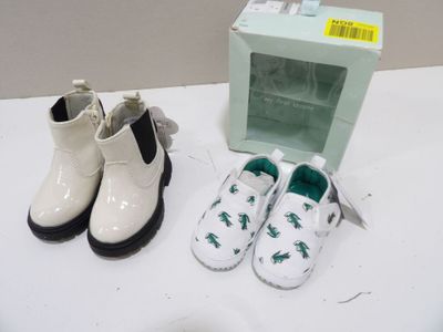 deux paires de chaussures et une boîte posées sur une table