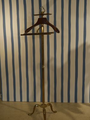 un porte-manteau muni d'un cintre en bois