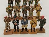de nombreuses figurines représentant des militaires sont exposées
