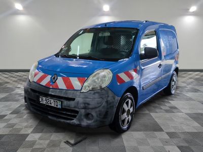 une camionnette bleue avec une bande rouge et blanche