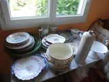 une table sur laquelle se trouvent beaucoup d'assiettes et de bols