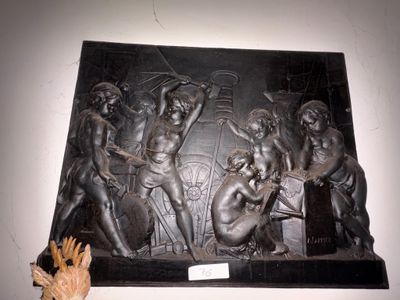une sculpture représentant un groupe de personnes sur un mur