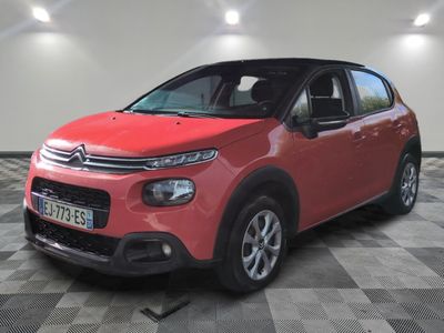 la citrole rouge est garee sur un carrelage en damier