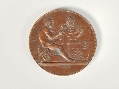un gros plan d'une pièce de monnaie sur laquelle figurent un homme et une femme