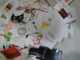 une pile de cartes de visite et un appareil photo par terre