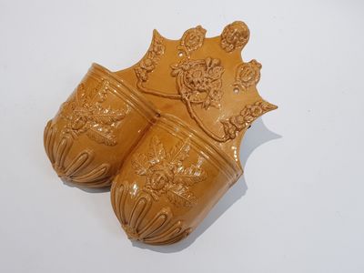 deux vases marron posés sur une surface blanche