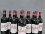 six bouteilles de vin rouge alignées sur une table