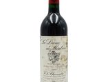 une bouteille de vin rouge posée sur une table blanche