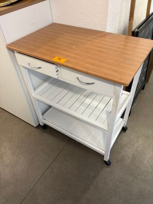 un îlot de cuisine blanc avec un plan de travail en bois