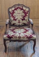 Fauteuil à dossier droit en bois naturel mouluré sculpté, Lo… (photo 2)