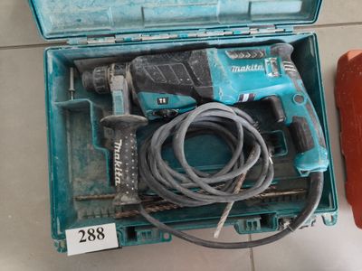 une boîte bleue contenant une perceuse filaire et un marteau-perceuse filaire