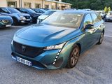 une voiture bleue garée dans un parking