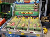 un tracteur miniature et une machine agricole miniature dans un garage