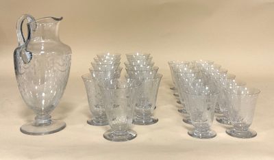 beaucoup de verres et un pichet sur la table