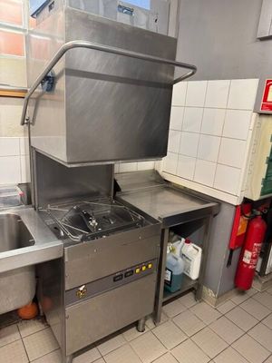 une cuisine avec un évier et une cuisinière