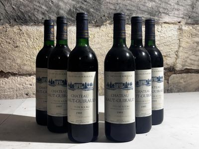 quatre bouteilles de vin sont alignées sur une table