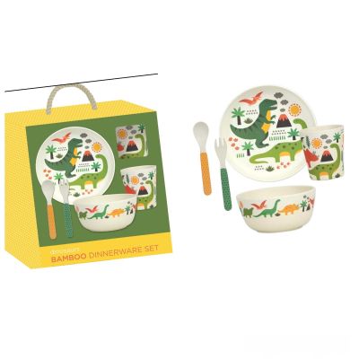 Le service de table pour enfants comprend des assiettes ornées de dinosaures, ainsi qu'une fourchette et une cuillère