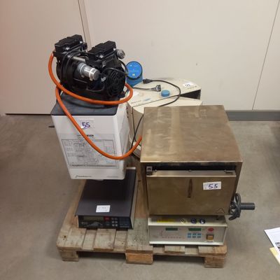 a machine that is sitting on a pallet next to a box