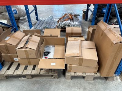 de nombreux cartons sur une palette dans un entrepôt