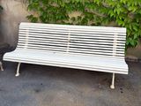 un banc blanc posé devant un mur