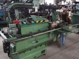 une photo d'une machine dans une usine