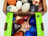 une boîte remplie de cailloux de différentes couleurs