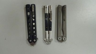 quatre types d'outils différents sont alignés sur une surface blanche
