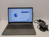 un ordinateur portable posé sur une table avec un chargeur
